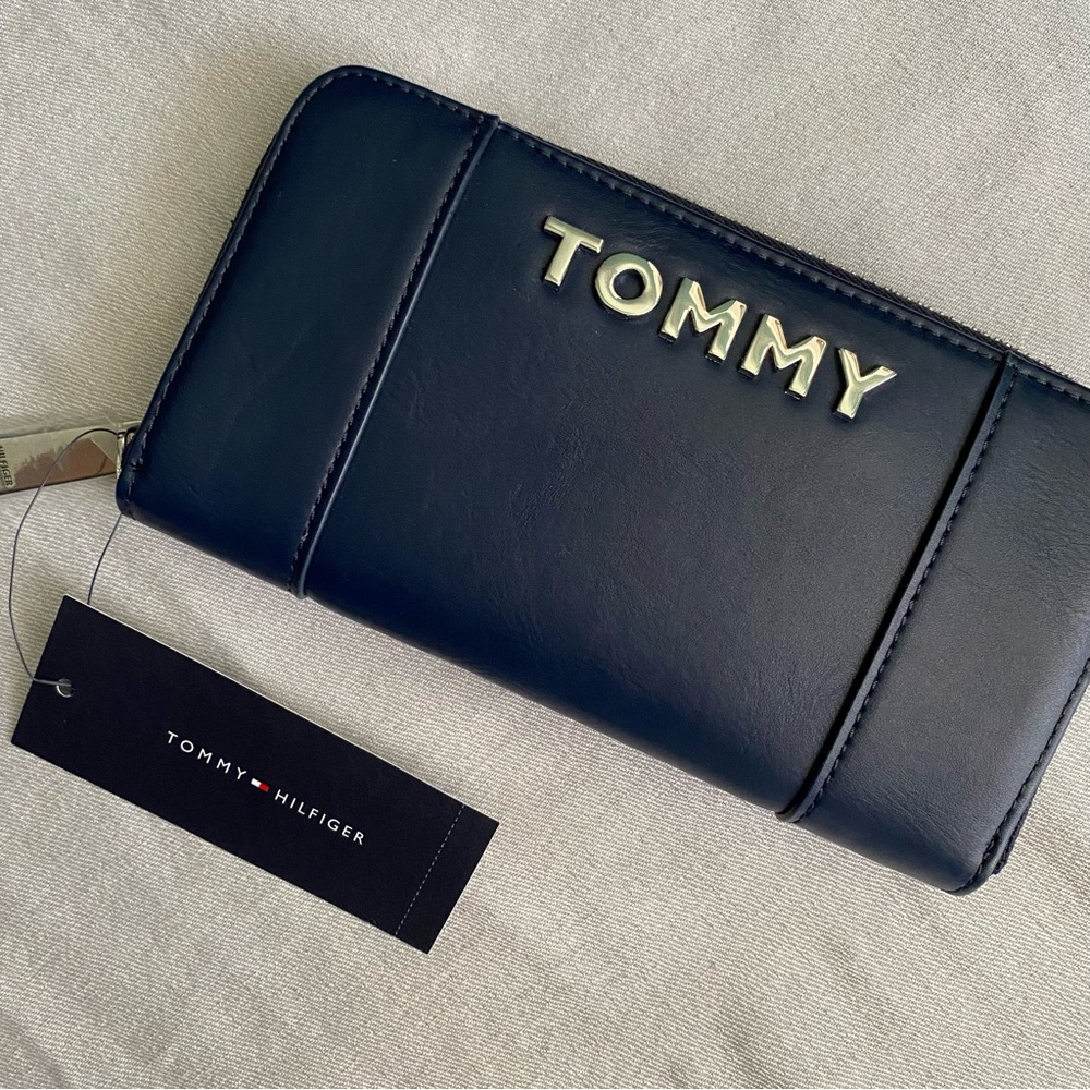 Brand New Tommy Hilfiger Zippered Navy Wallet
